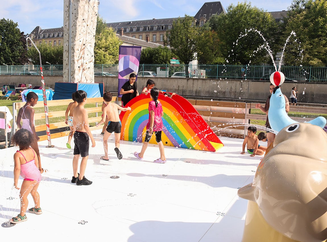 Aire de jeux aquatiques installée dans la ville, location Aqua Event
